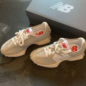 New Balance 327 in Olive